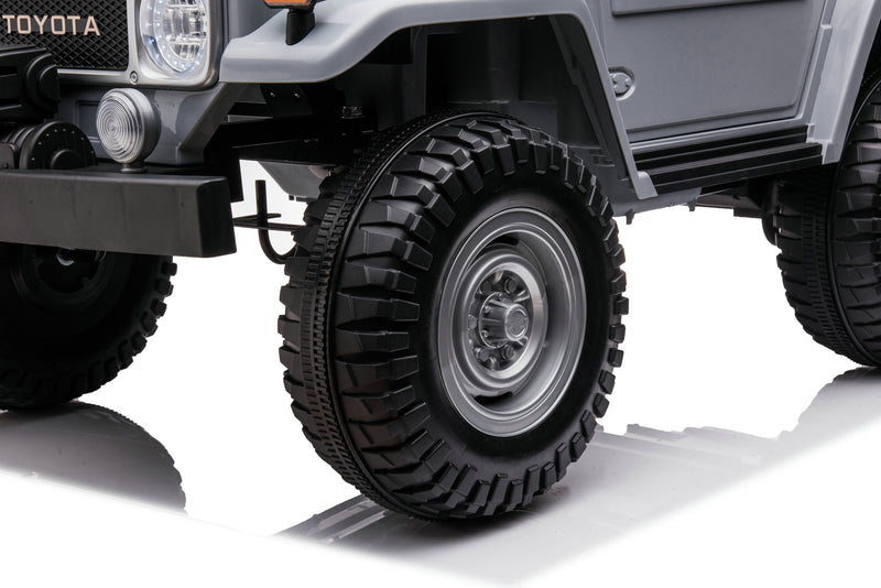 1974 Toyota LandCruiser 24V Ride-On Car – 2-Seater 4X4 SUV with Off-Road Suspension, Rubber Tires, Official Toyota Licensing, Working Headlights for Kids